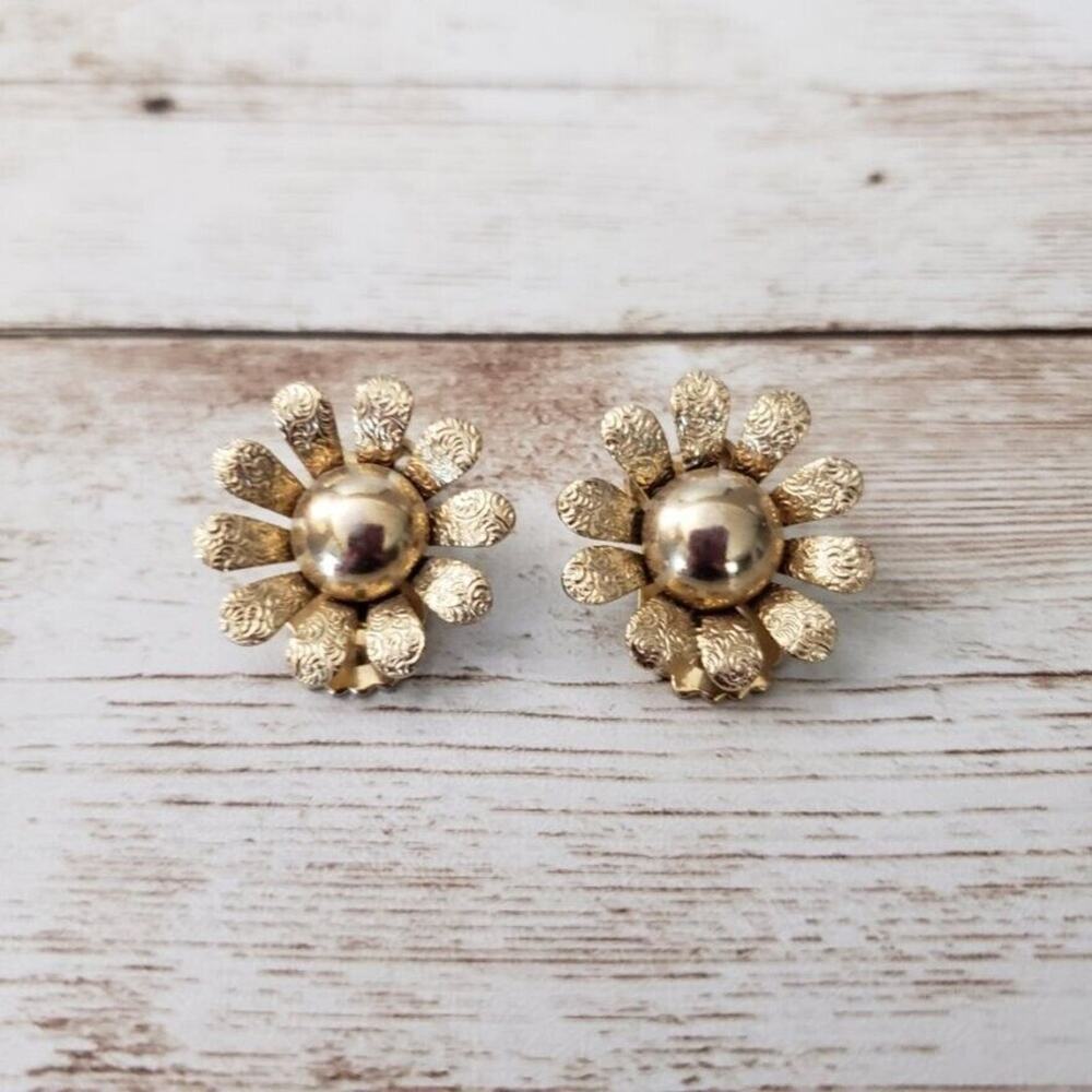Vintage Clip On Earrings - Pretty Gold Tone 0.75" Flower